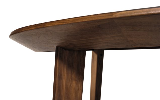 Detailansicht auf einen TEAM 7 miró Holztisch
